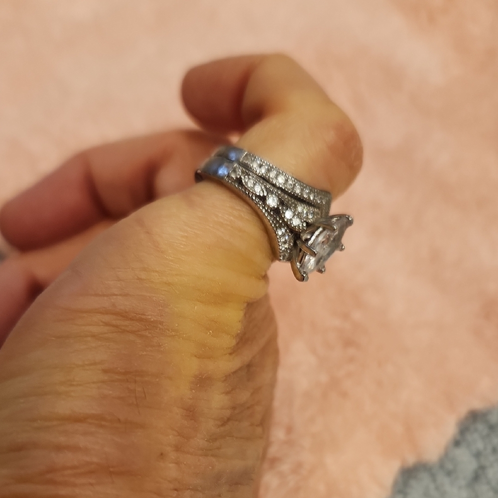Size 5   Like New!    Elegant Silver Women's Ring with Sparkling Accents - Picture 3 of 6